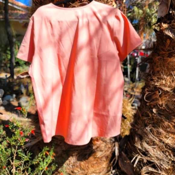 NWT Moisture Control 4 way stretch 3 front pocket scrub top - Picture 4 of 5